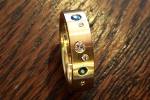 bespoke 18ct yellow gold ring set with sapphires and diamonds by charmian beaton design