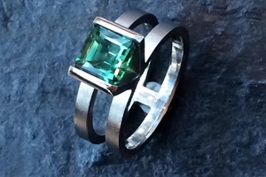 Green sapphire and palladium engagement ring by award winning charmian beaton deisgn
